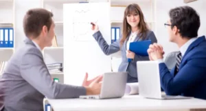 Menadżerka raportująca wyniki prac na spotkaniu