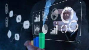 Biznesmen analizujący interaktywne wykresy i dane wspierające procesy finansowe firmy