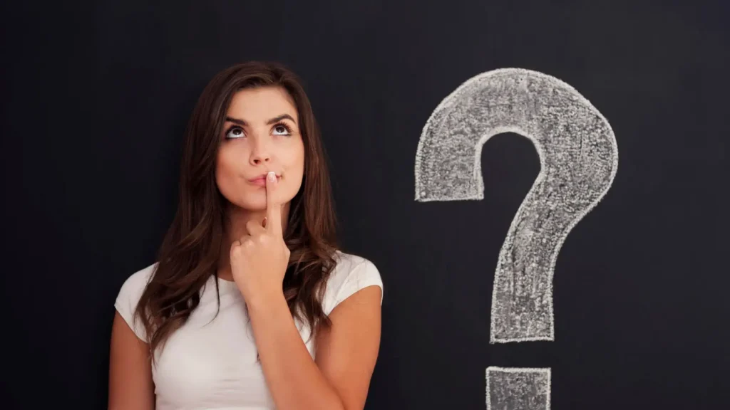 kobieta rozważająca alternatywy w ramach procesu decyzyjnego