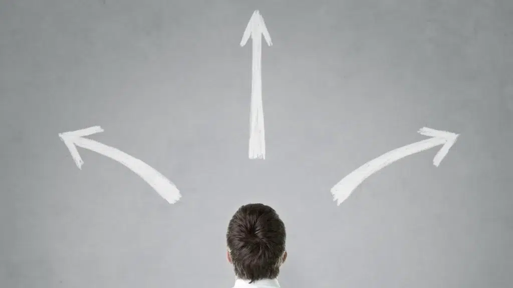 mężczyzna analizujący różne opcje w procesie podejmowania decyzji