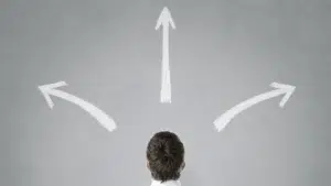 mężczyzna analizujący różne opcje w procesie podejmowania decyzji