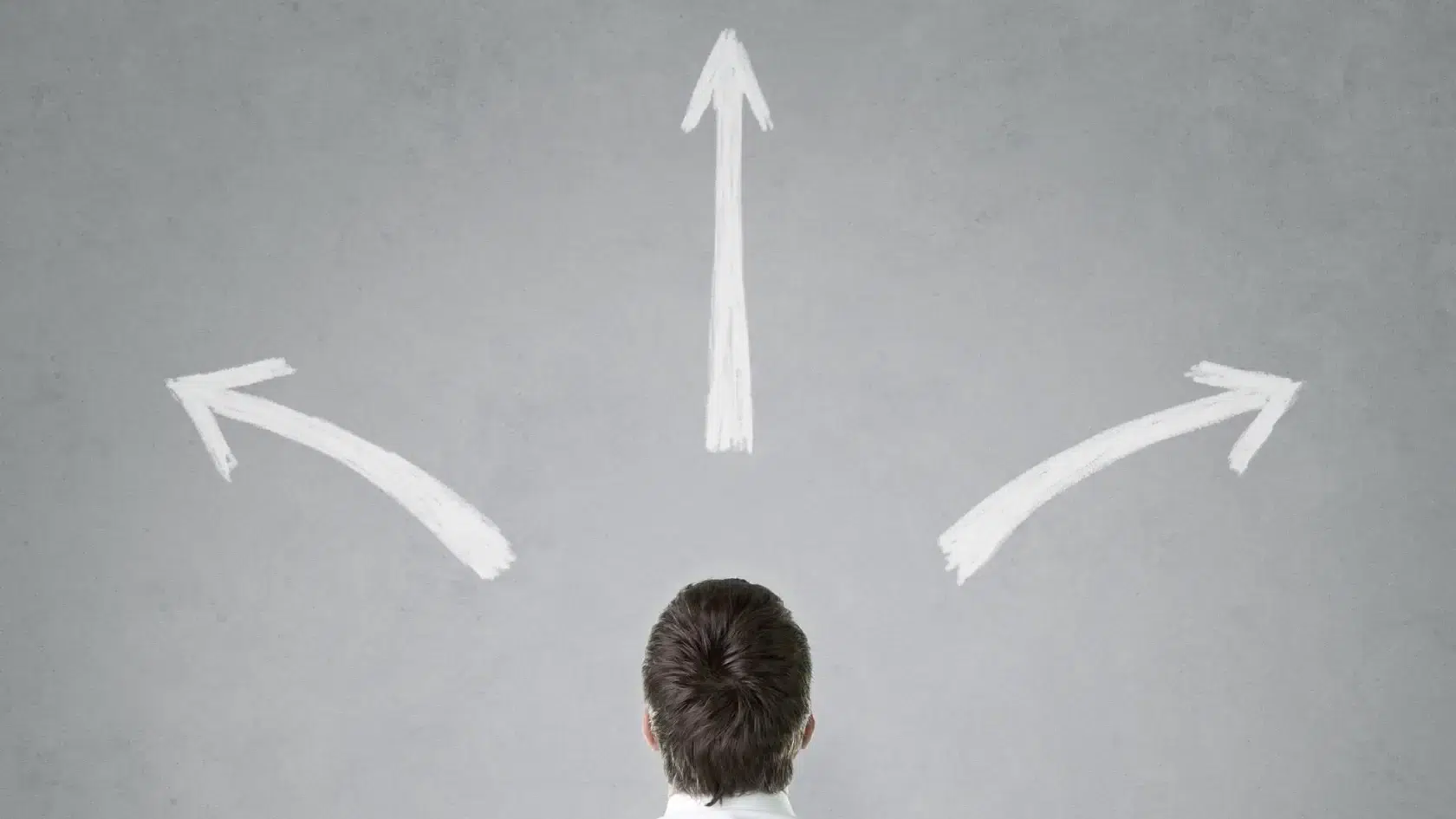 mężczyzna analizujący różne opcje w procesie podejmowania decyzji