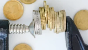 Monetarne napięcie w firmie symbolizowane przez ściskanie kosztów operacyjnych