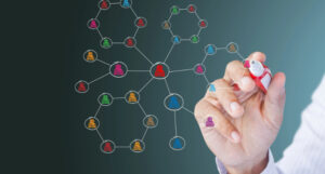 Szkoleniowiec rozrysowujący diagram relacji na szkoleniu