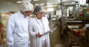 Para inspektorów w trakcie gemba walk na produkcji