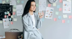 Kobieta zastanawiająca się nad mapą lean journey