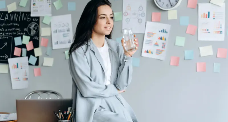 Kobieta zastanawiająca się nad mapą lean journey