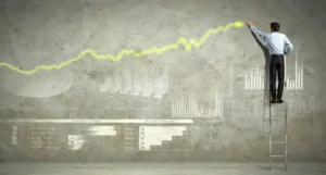 Lider rysujący wykres wzrostu motywacji pracowników