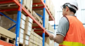 Pracownik zarządzający stanami magazynowymi